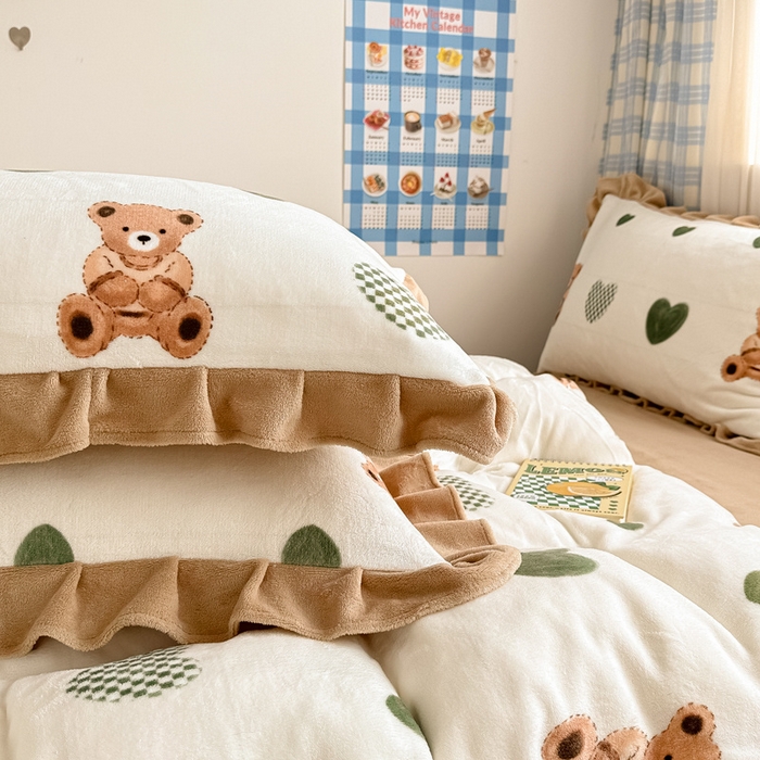 91家纺网 家纺一手货源 找家纺 懒猫家纺 2025新款韩版牛奶绒四件套 礼物熊