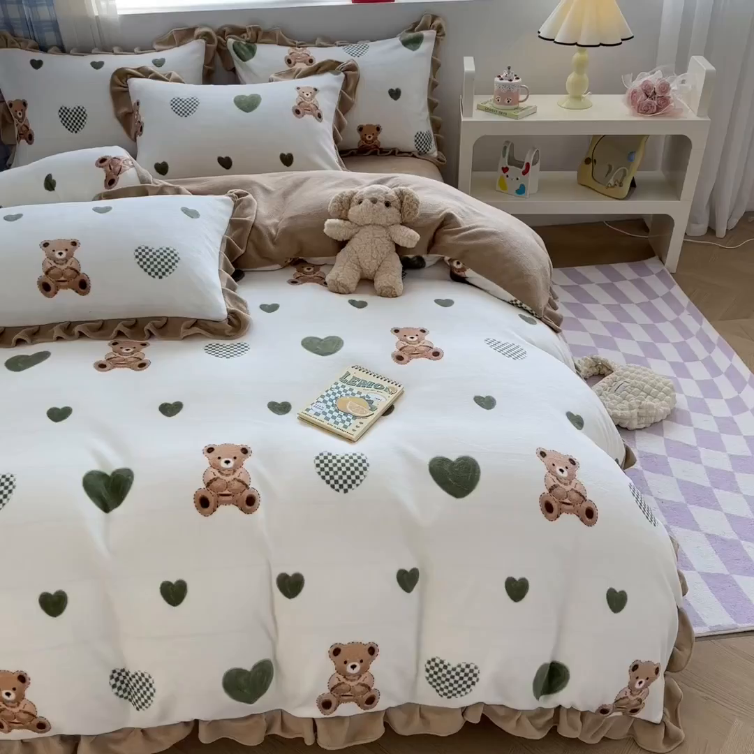 91家纺网 家纺一手货源 找家纺 懒猫家纺 2025新款韩版牛奶绒四件套 礼物熊