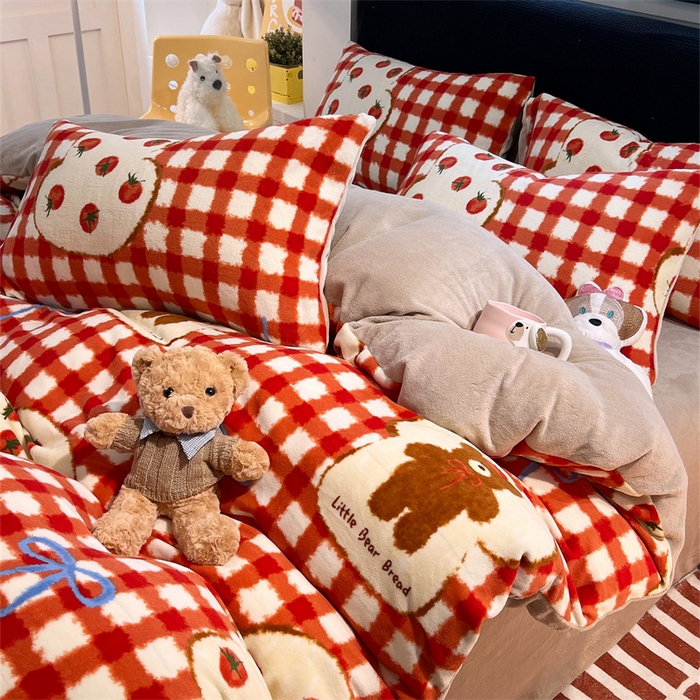 91家纺网 家纺一手货源 找家纺 佰亿莱 2025直播新款印花小清新法莱绒牛奶绒四件套番茄熊