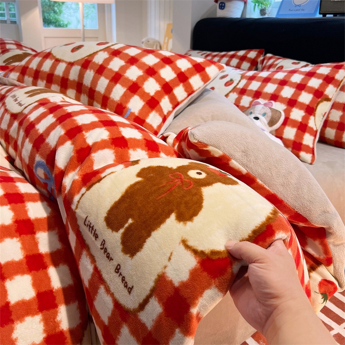 91家纺网 家纺一手货源 找家纺 佰亿莱 2025直播新款印花小清新法莱绒牛奶绒四件套番茄熊