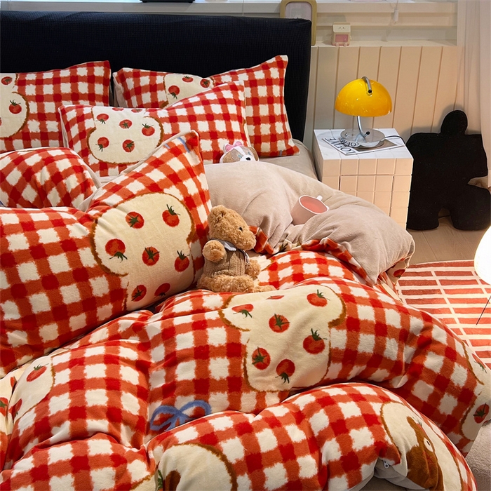 91家纺网 家纺一手货源 找家纺 佰亿莱 2025直播新款印花小清新法莱绒牛奶绒四件套番茄熊