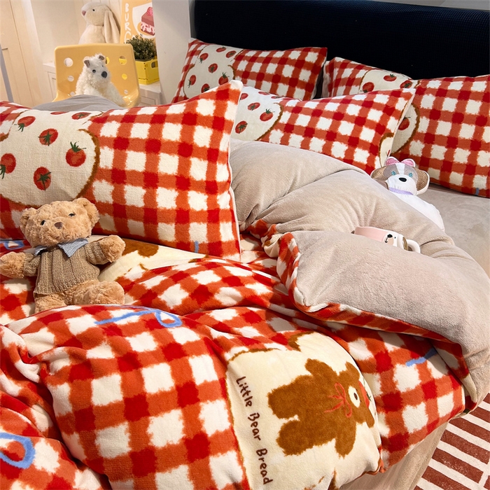 91家纺网 家纺一手货源 找家纺 佰亿莱 2025直播新款印花小清新法莱绒牛奶绒四件套番茄熊