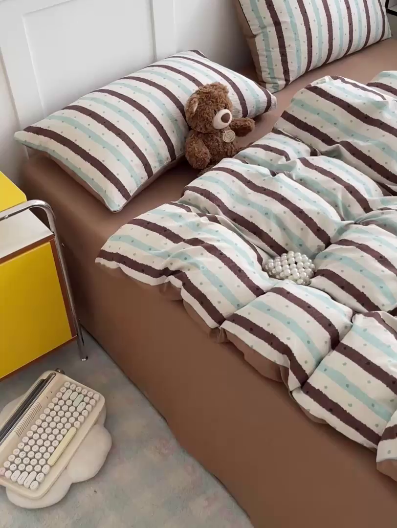 91家纺网 家纺一手货源 找家纺 王朝国际 2025爆款皱皱双层纱四件套 棕绿条纹