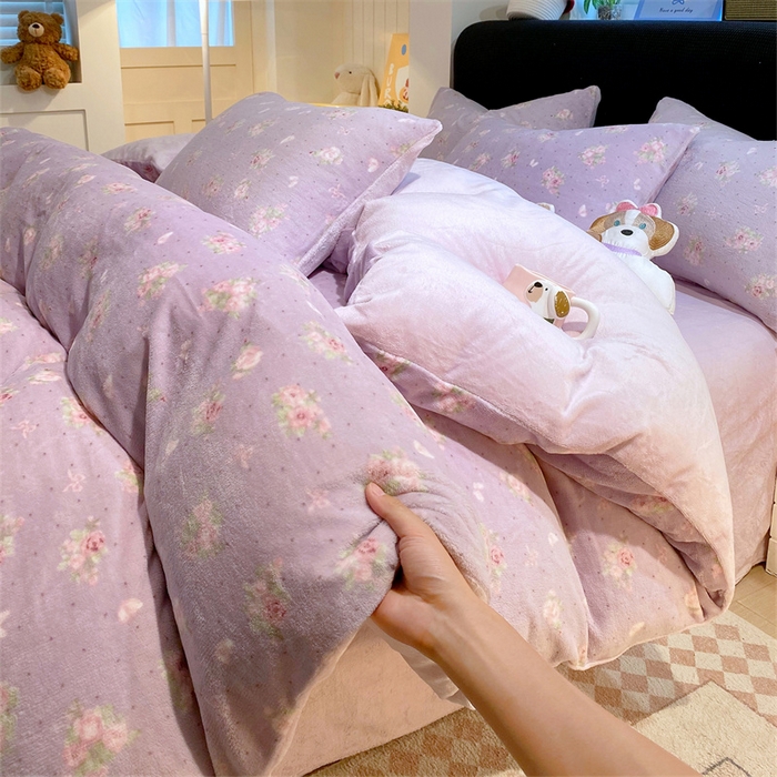 91家纺网 家纺一手货源 找家纺 佰亿莱 2025直播新款印花小清新法莱绒牛奶绒四件套瑾紫花