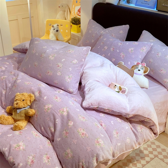 91家纺网 家纺一手货源 找家纺 佰亿莱 2025直播新款印花小清新法莱绒牛奶绒四件套瑾紫花