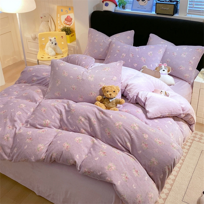 91家纺网 家纺一手货源 找家纺 佰亿莱 2025直播新款印花小清新法莱绒牛奶绒四件套瑾紫花