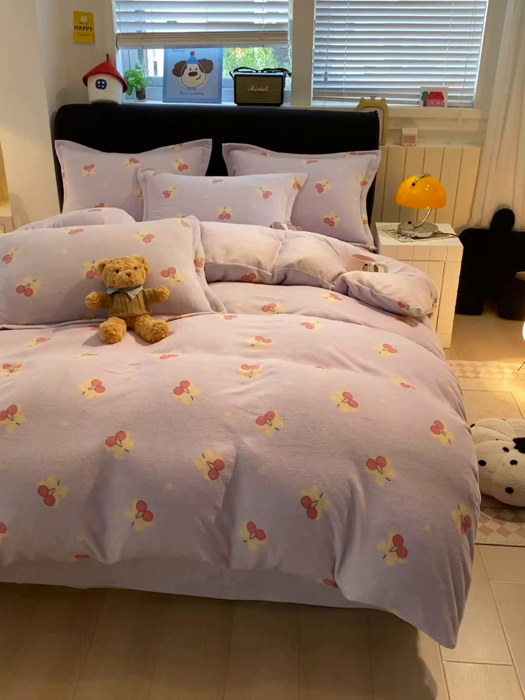 91家纺网 家纺一手货源 找家纺 佰亿莱 2025直播新款印花小清新法莱绒牛奶绒四件套瑾紫花