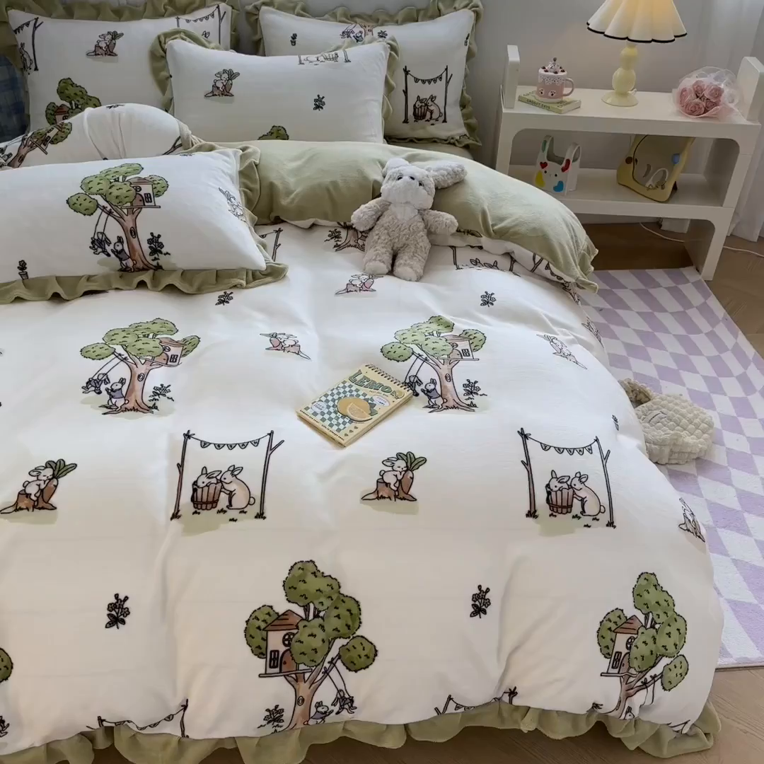91家纺网 家纺一手货源 找家纺 懒猫家纺 2025新款韩版牛奶绒四件套 森林树屋