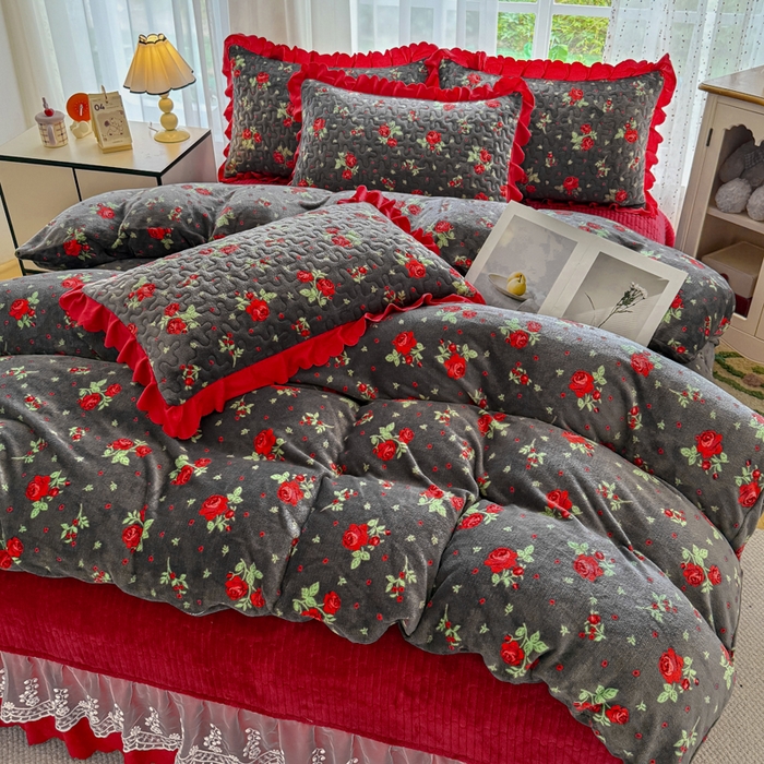 91家纺网 家纺一手货源 找家纺 艺慕家纺 2025新款时尚印花牛奶绒床盖四件套绯花灰韵