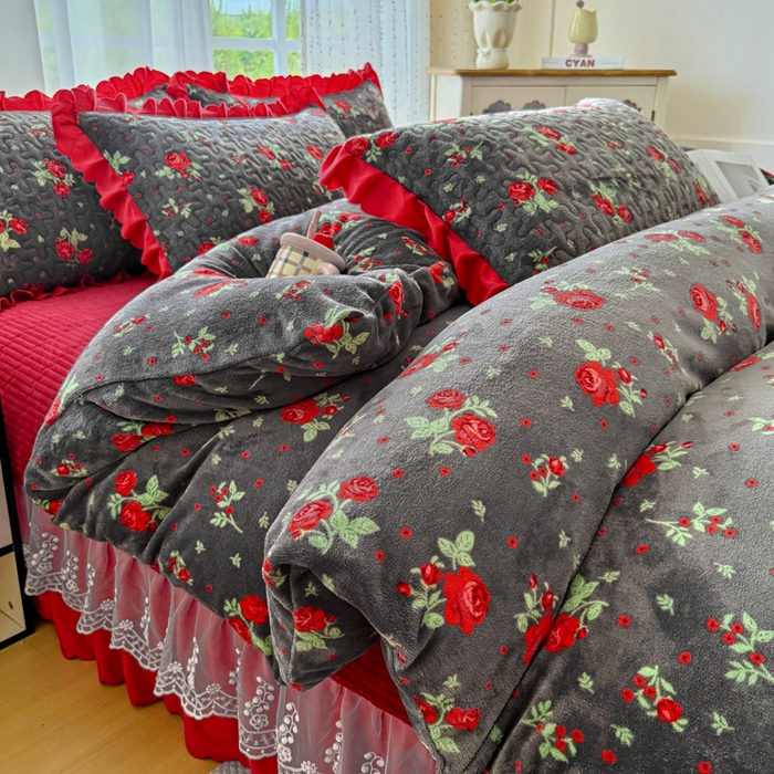 91家纺网 家纺一手货源 找家纺 艺慕家纺 2025新款时尚印花牛奶绒床盖四件套绯花灰韵