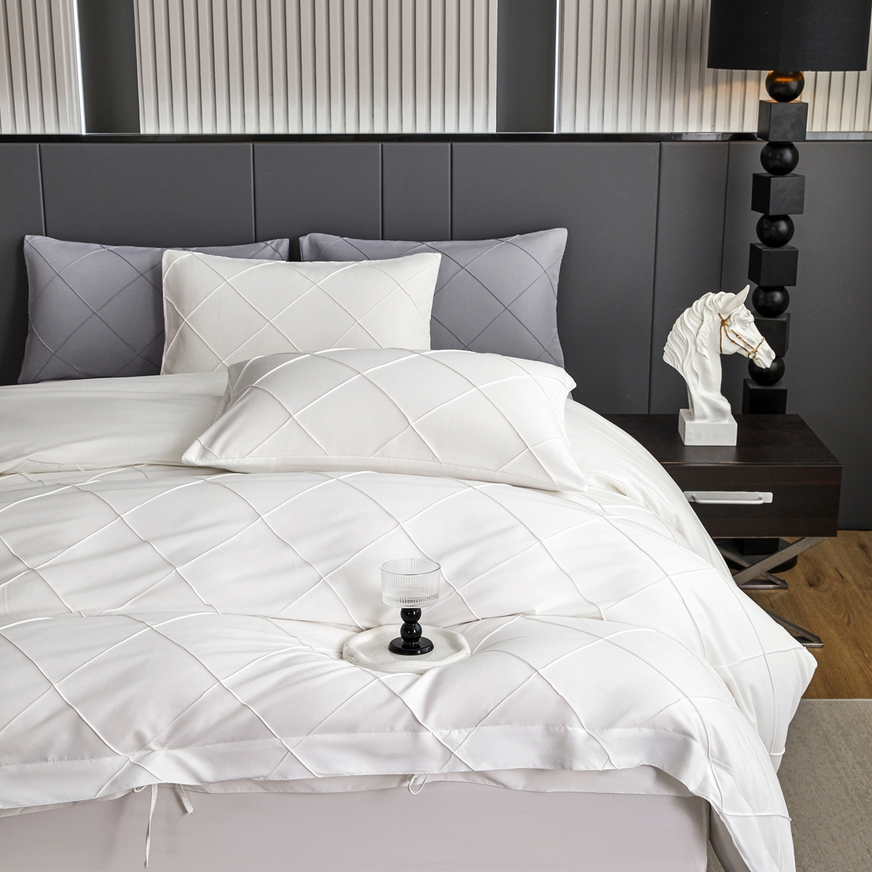 91家纺网 家纺一手货源 找家纺 （总）乐卧家居 2025新款时尚大牌工艺菱格几何设计系带款四件套