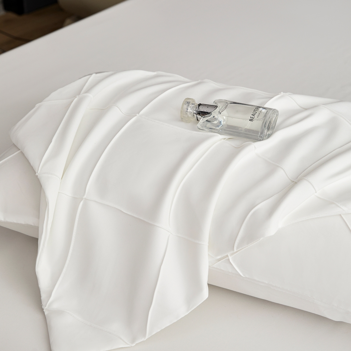 91家纺网 家纺一手货源 找家纺 （总）乐卧家居 2025新款时尚大牌工艺菱格几何设计系带款四件套