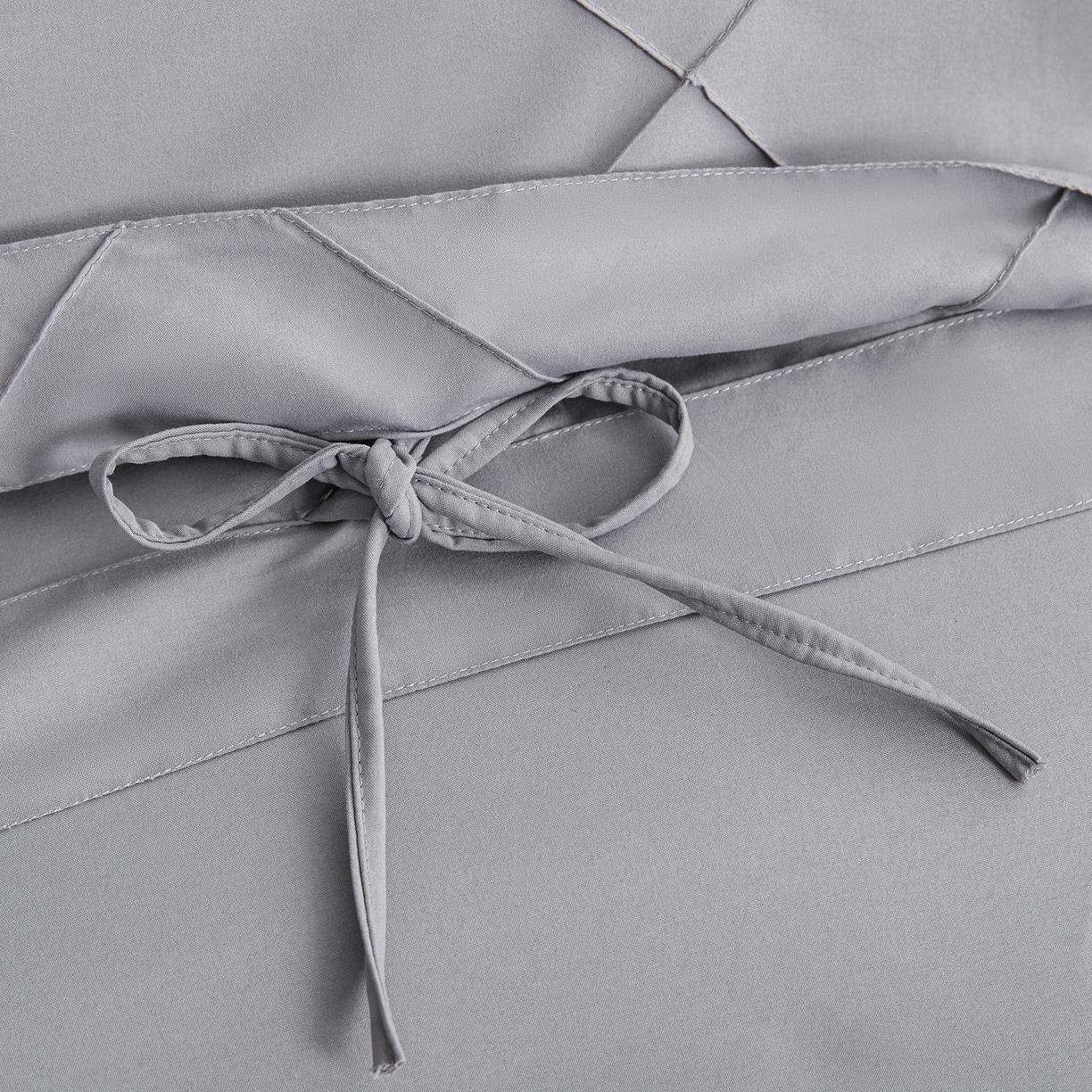 91家纺网 家纺一手货源 找家纺 乐卧家居 2026新款时尚大牌工艺菱格几何设计系带款四件套   系带菱格-灰