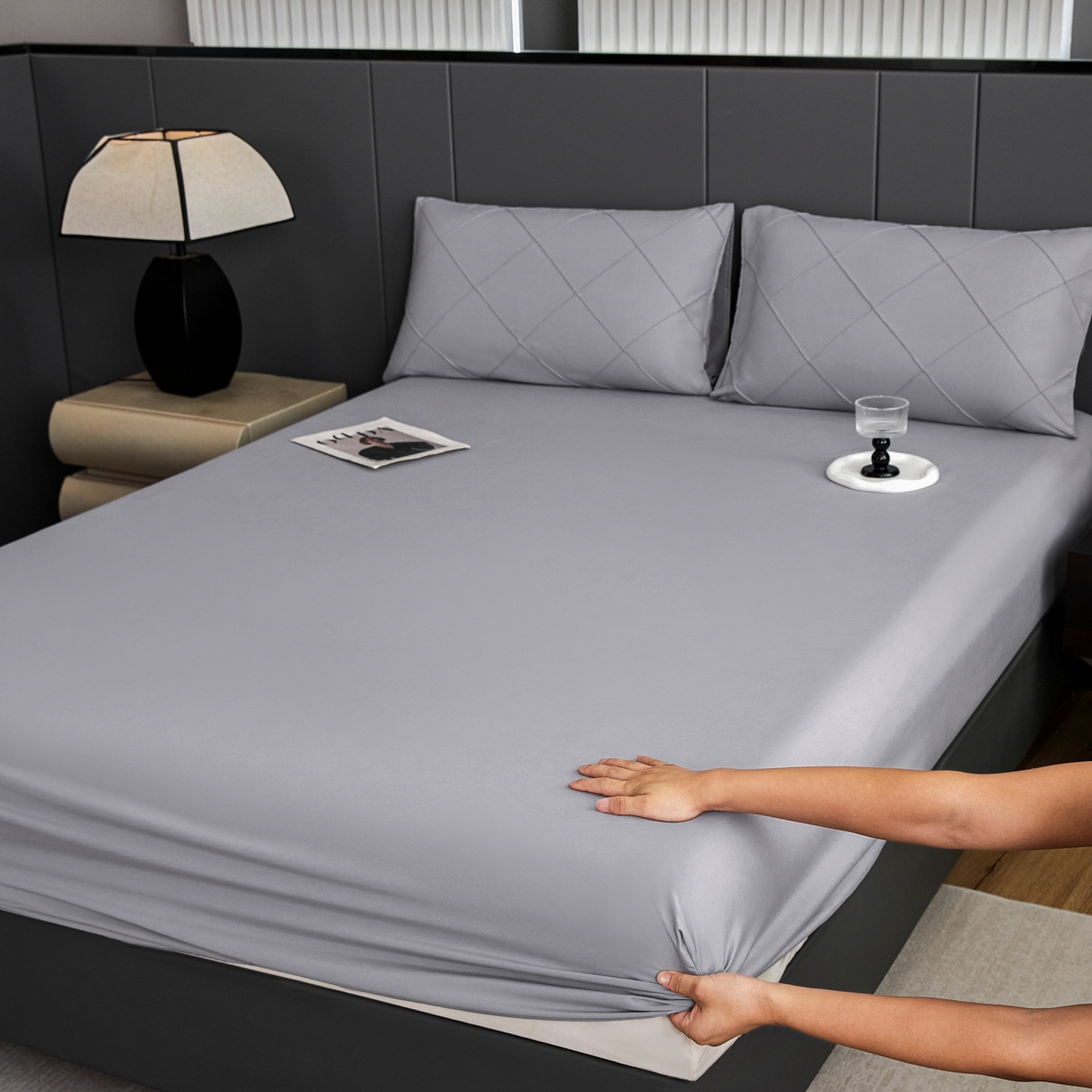 91家纺网 家纺一手货源 找家纺 乐卧家居 2026新款时尚大牌工艺菱格几何设计系带款四件套   系带菱格-灰