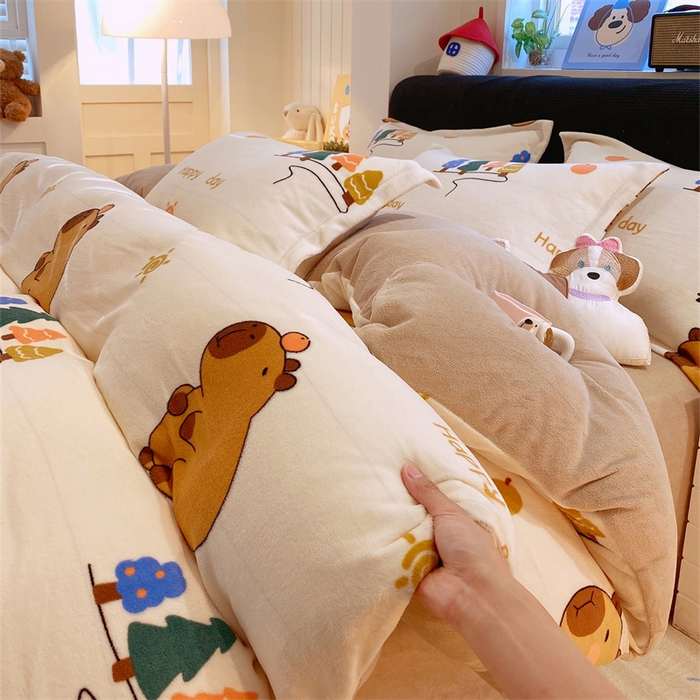 91家纺网 家纺一手货源 找家纺 佰亿莱 2025直播新款印花小清新法莱绒牛奶绒四件套快乐巴拉