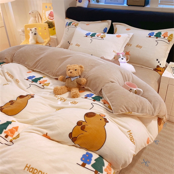 91家纺网 家纺一手货源 找家纺 佰亿莱 2025直播新款印花小清新法莱绒牛奶绒四件套快乐巴拉