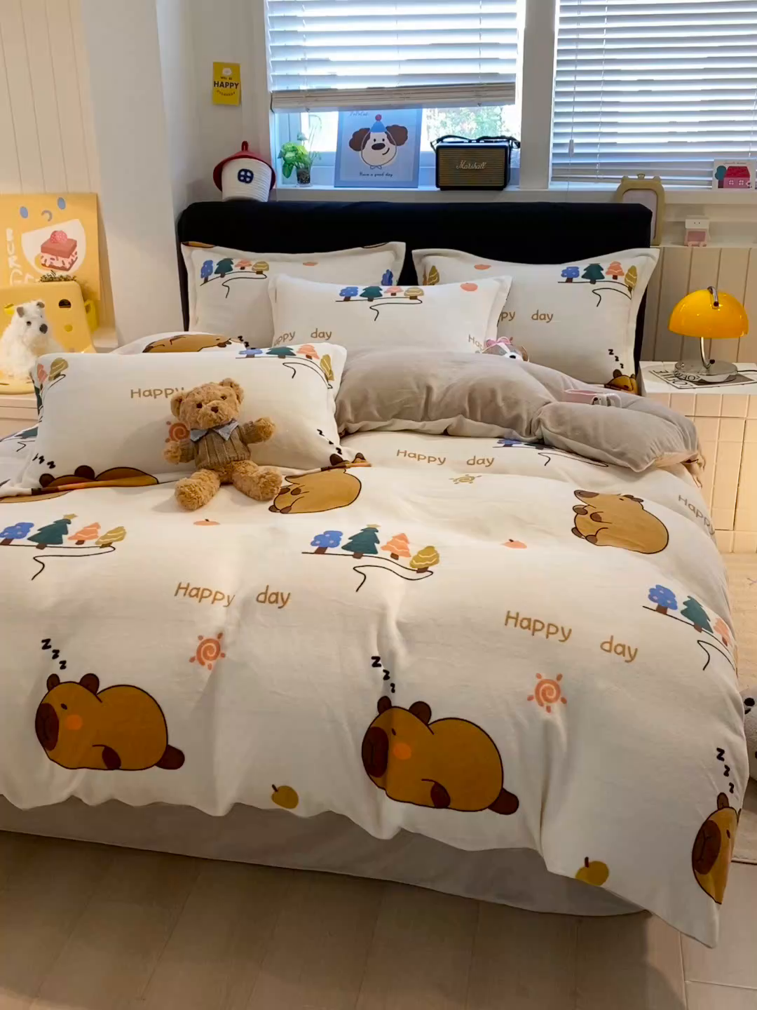 91家纺网 家纺一手货源 找家纺 佰亿莱 2025直播新款印花小清新法莱绒牛奶绒四件套快乐巴拉