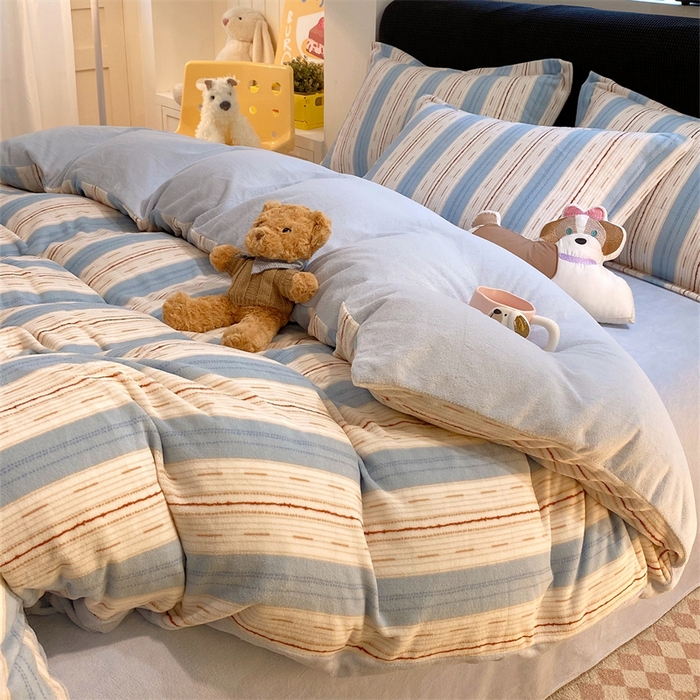 91家纺网 家纺一手货源 找家纺 佰亿莱 2025直播新款印花小清新法莱绒牛奶绒四件套蓝白线条