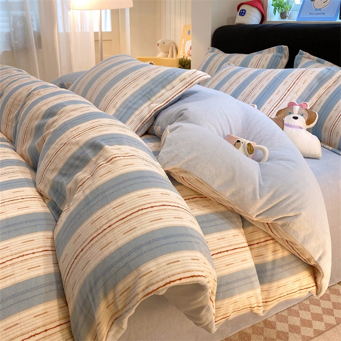 91家纺网 家纺一手货源 找家纺 佰亿莱 2025直播新款印花小清新法莱绒牛奶绒四件套蓝白线条