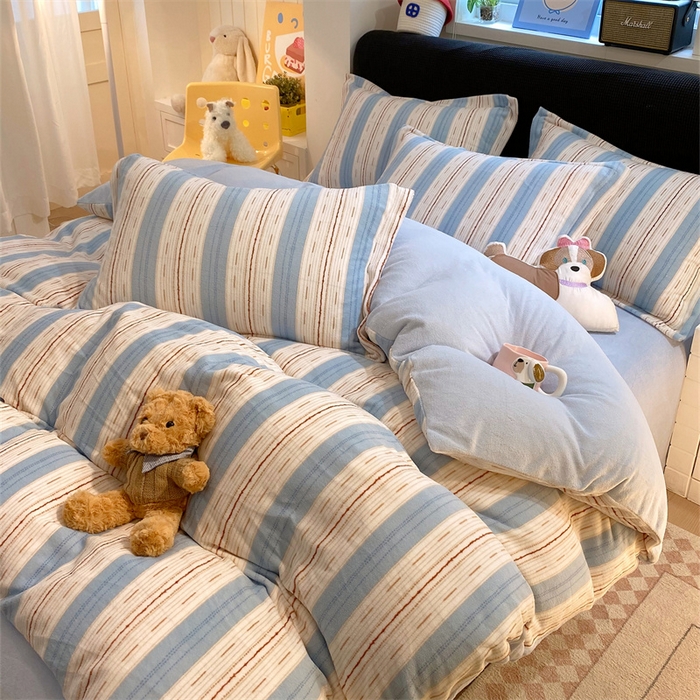 91家纺网 家纺一手货源 找家纺 佰亿莱 2025直播新款印花小清新法莱绒牛奶绒四件套蓝白线条