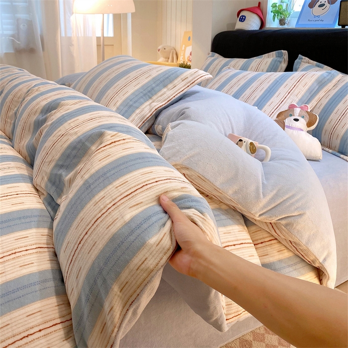 91家纺网 家纺一手货源 找家纺 佰亿莱 2025直播新款印花小清新法莱绒牛奶绒四件套蓝白线条