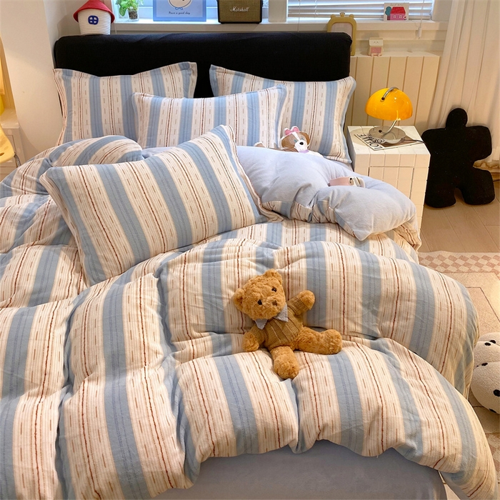 91家纺网 家纺一手货源 找家纺 佰亿莱 2025直播新款印花小清新法莱绒牛奶绒四件套蓝白线条