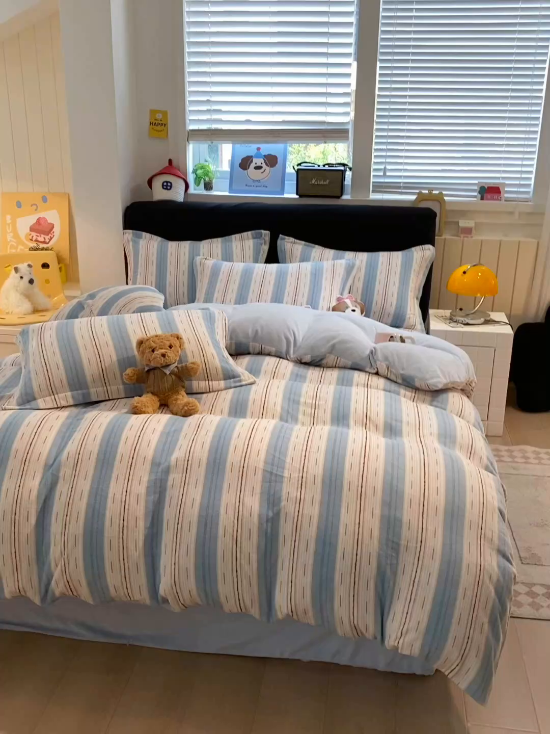 91家纺网 家纺一手货源 找家纺 佰亿莱 2025直播新款印花小清新法莱绒牛奶绒四件套蓝白线条