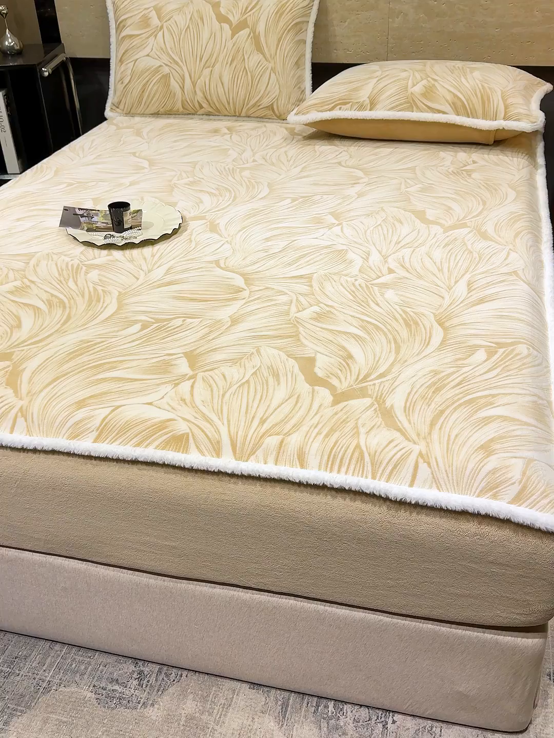 91家纺网 家纺一手货源 找家纺 （总）鹿辉家居（原吉欧力） 2025新款牛奶绒雕花兔毛绒包边床笠