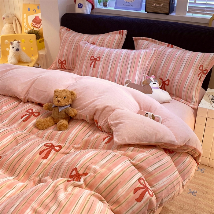 91家纺网 家纺一手货源 找家纺 佰亿莱 2025直播新款印花小清新法莱绒牛奶绒四件套条纹蝴蝶结