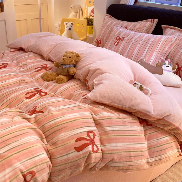 91家纺网 家纺一手货源 找家纺 佰亿莱 2025直播新款印花小清新法莱绒牛奶绒四件套条纹蝴蝶结