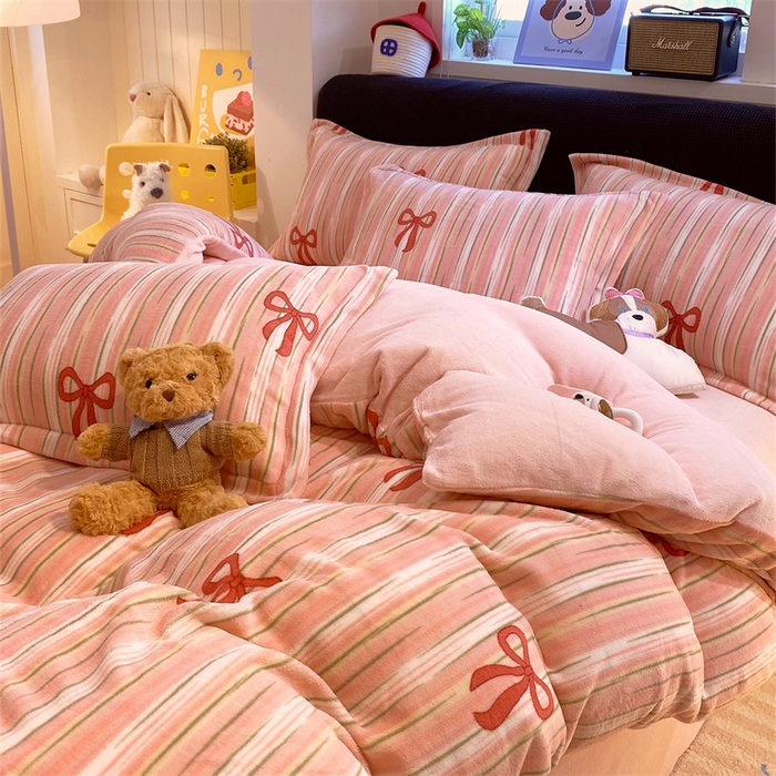 91家纺网 家纺一手货源 找家纺 佰亿莱 2025直播新款印花小清新法莱绒牛奶绒四件套条纹蝴蝶结