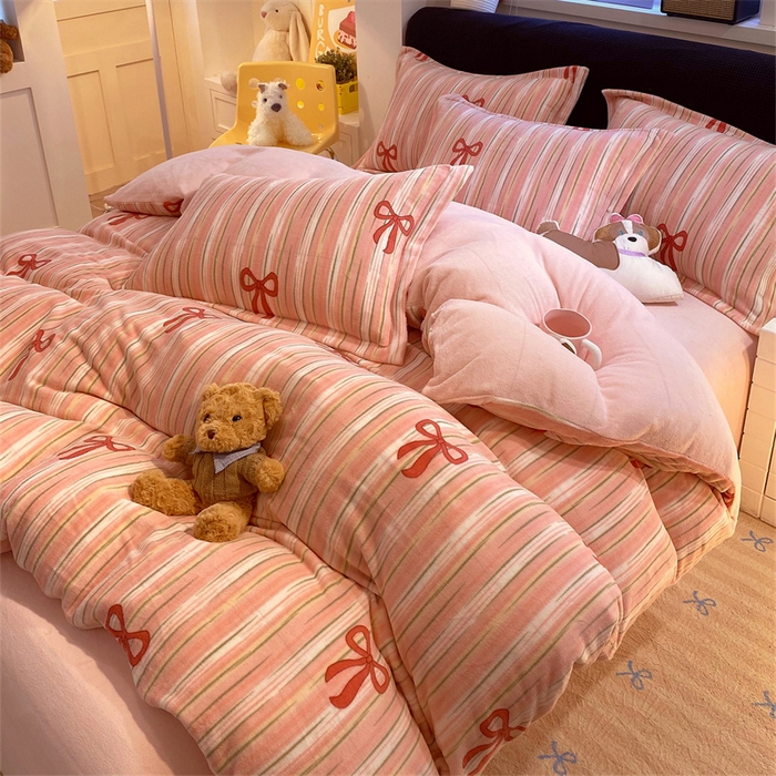 91家纺网 家纺一手货源 找家纺 佰亿莱 2025直播新款印花小清新法莱绒牛奶绒四件套条纹蝴蝶结