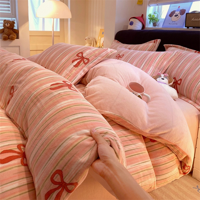 91家纺网 家纺一手货源 找家纺 佰亿莱 2025直播新款印花小清新法莱绒牛奶绒四件套条纹蝴蝶结