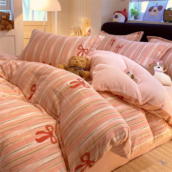 91家纺网 家纺一手货源 找家纺 佰亿莱 2025直播新款印花小清新法莱绒牛奶绒四件套条纹蝴蝶结