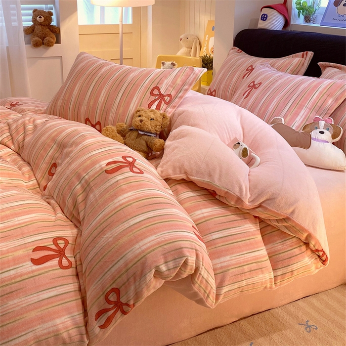 91家纺网 家纺一手货源 找家纺 佰亿莱 2025直播新款印花小清新法莱绒牛奶绒四件套条纹蝴蝶结