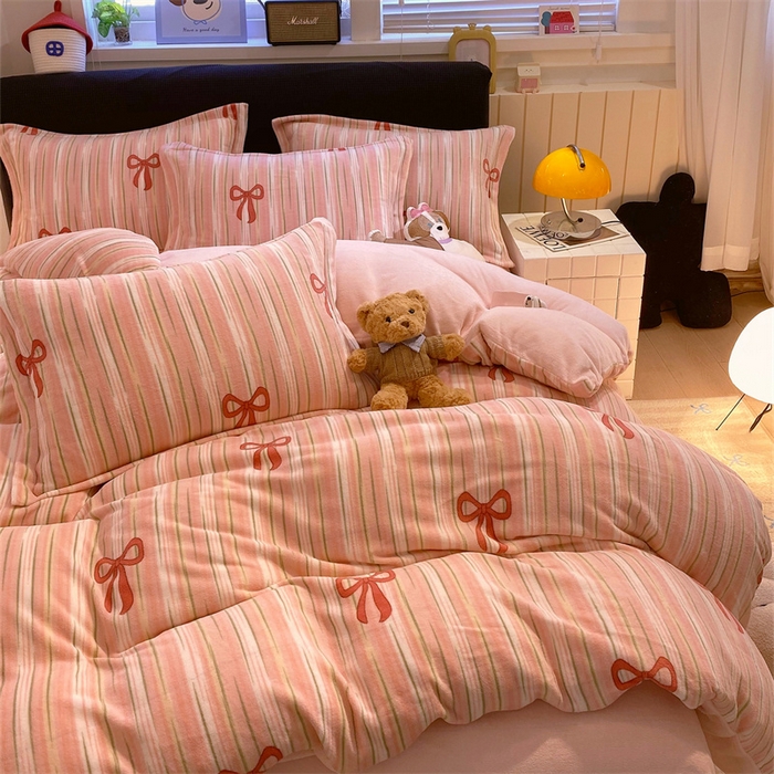 91家纺网 家纺一手货源 找家纺 佰亿莱 2025直播新款印花小清新法莱绒牛奶绒四件套条纹蝴蝶结