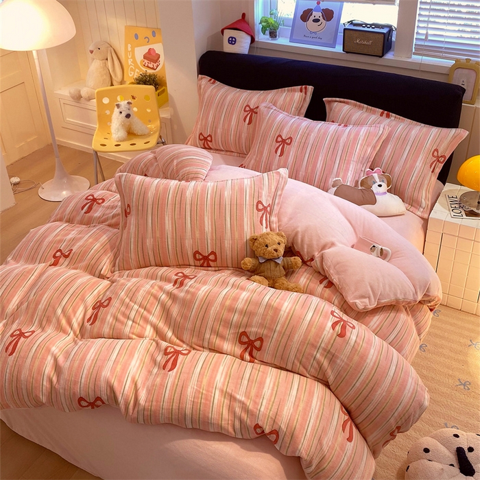 91家纺网 家纺一手货源 找家纺 佰亿莱 2025直播新款印花小清新法莱绒牛奶绒四件套条纹蝴蝶结