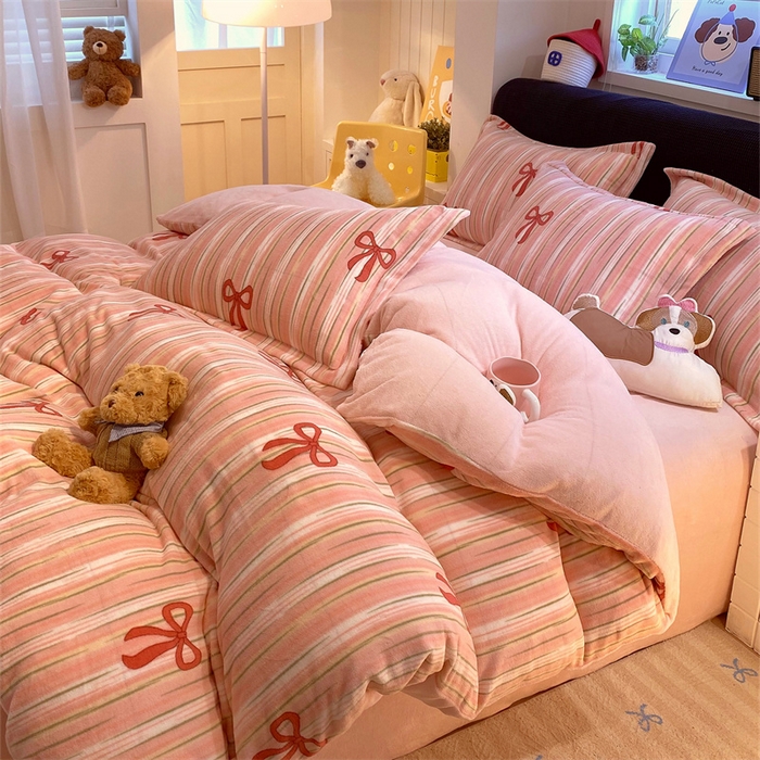 91家纺网 家纺一手货源 找家纺 佰亿莱 2025直播新款印花小清新法莱绒牛奶绒四件套条纹蝴蝶结