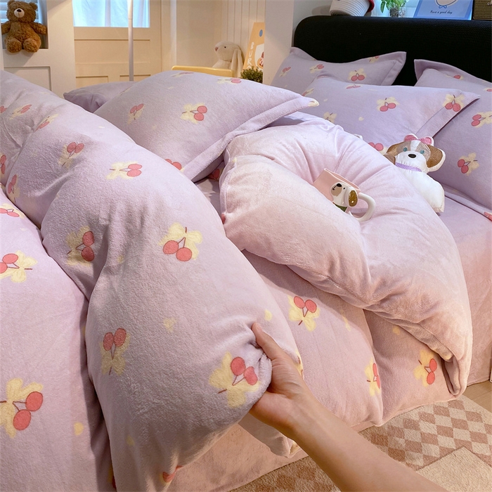 91家纺网 家纺一手货源 找家纺 佰亿莱 2025直播新款印花小清新法莱绒牛奶绒四件套乌梅子酱