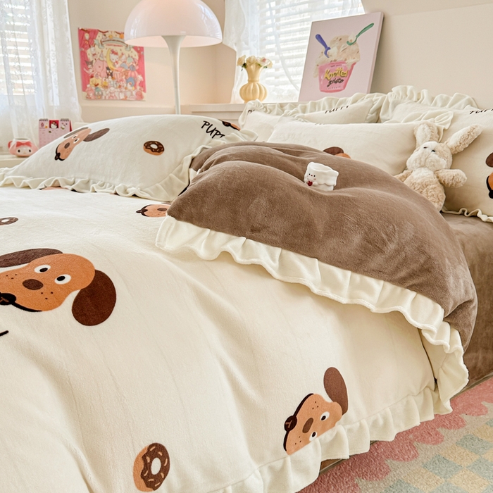 91家纺网 家纺一手货源 找家纺 懒猫家纺 2025新款韩版牛奶绒四件套 甜甜圈小狗