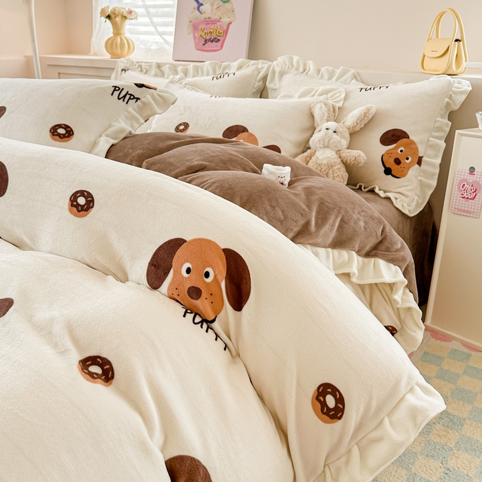 91家纺网 家纺一手货源 找家纺 懒猫家纺 2025新款韩版牛奶绒四件套 甜甜圈小狗