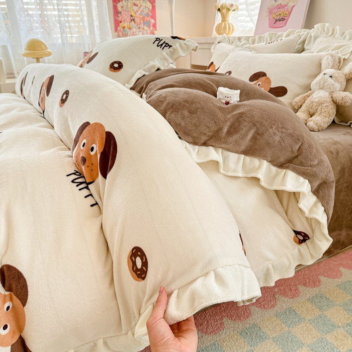 91家纺网 家纺一手货源 找家纺 懒猫家纺 2025新款韩版牛奶绒四件套 甜甜圈小狗