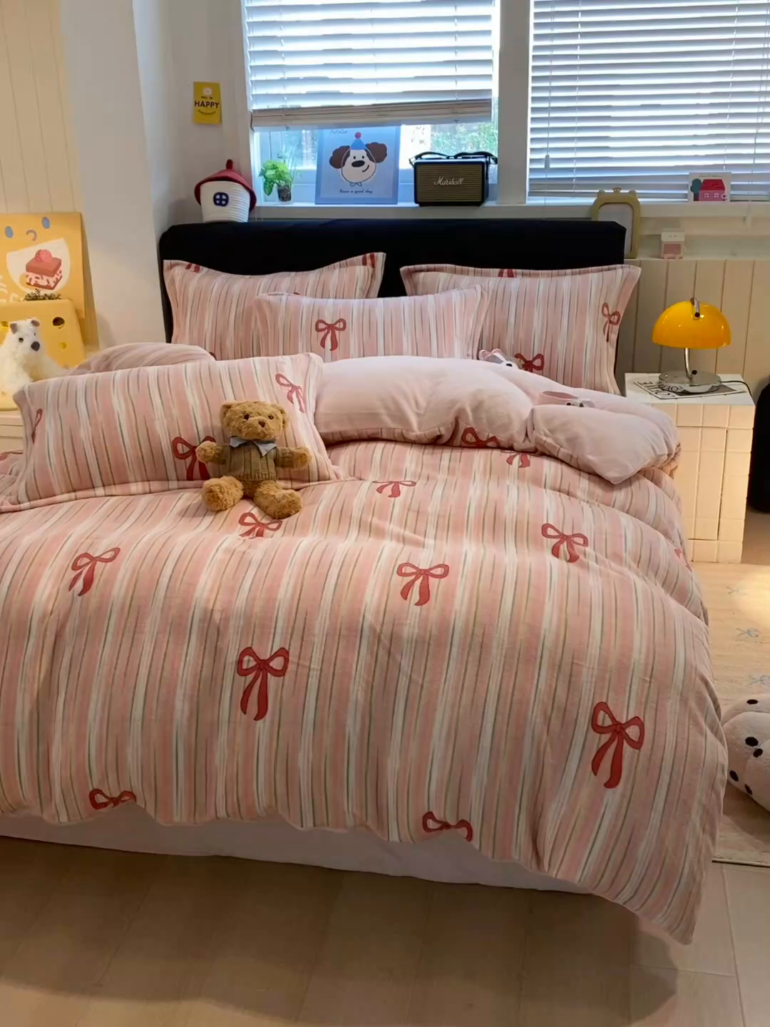 91家纺网 家纺一手货源 找家纺 佰亿莱 2025直播新款印花小清新法莱绒牛奶绒四件套条纹蝴蝶结