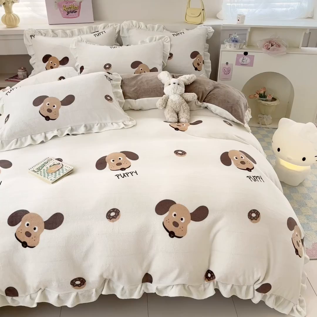 91家纺网 家纺一手货源 找家纺 懒猫家纺 2025新款韩版牛奶绒四件套 甜甜圈小狗