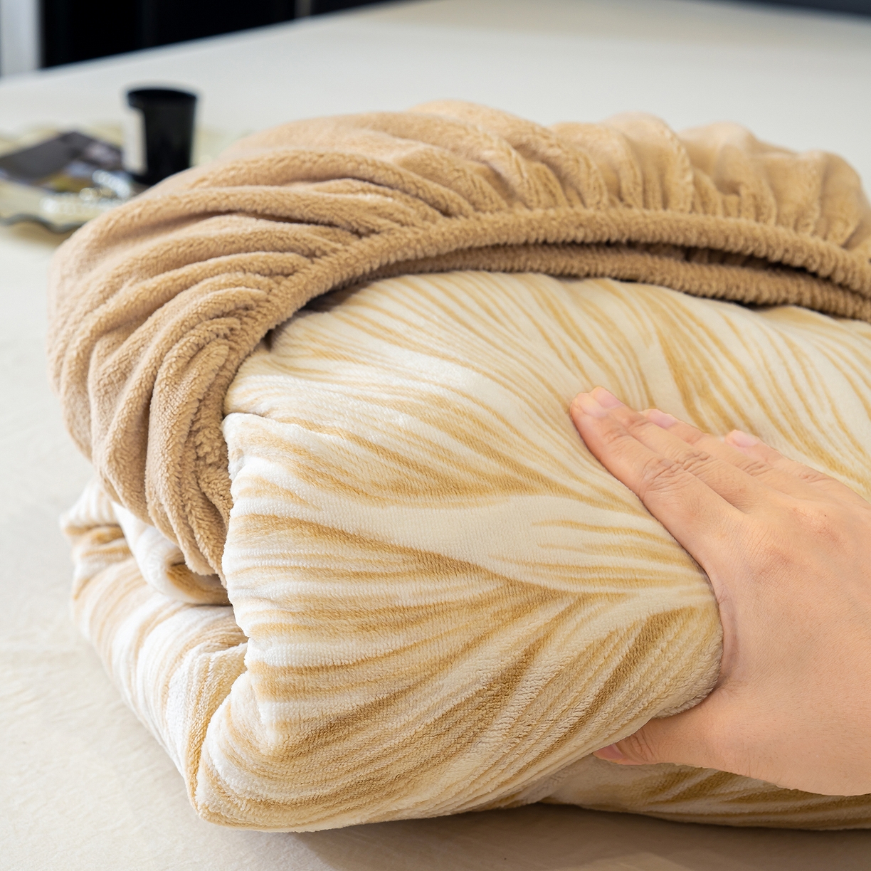 91家纺网 家纺一手货源 找家纺 （总）鹿辉家居（原吉欧力） 2025新款牛奶绒雕花兔毛绒包边床笠