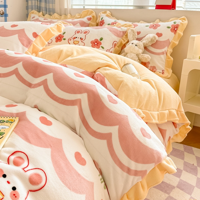 91家纺网 家纺一手货源 找家纺 懒猫家纺 2025新款韩版牛奶绒四件套 甜心兔