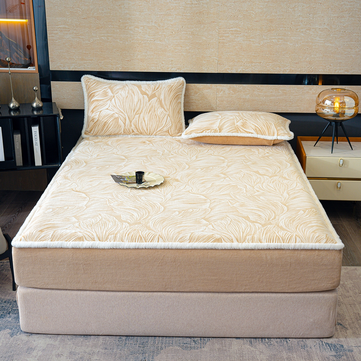 91家纺网 家纺一手货源 找家纺 （总）鹿辉家居（原吉欧力） 2025新款牛奶绒雕花兔毛绒包边床笠