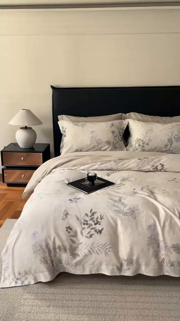 91家纺网 家纺一手货源 找家纺 黛舒家居 2025新款天丝棉磨毛花卉四件套 雾隐白茶