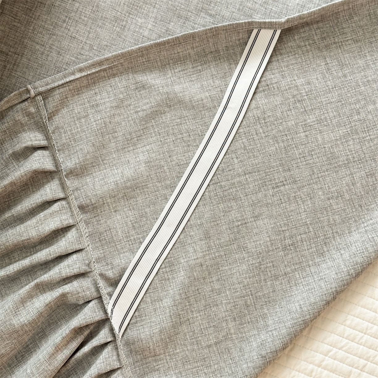 91家纺网 家纺一手货源 找家纺 忘忧草 2025新款纯色色织芙蓉棉床裙四件套-维密系列 维密-沉稳灰