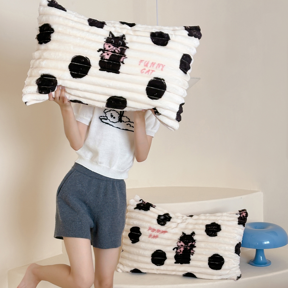 91家纺网 家纺一手货源 找家纺 RYB红黄兰 2025新款设计师原创A版抽条兔兔绒B版牛奶绒印花四件套 波点黑猫